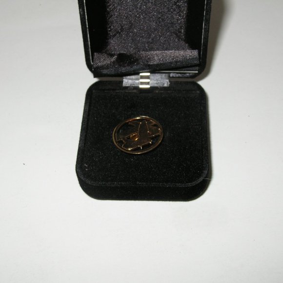 JIMMY SWAGGART CROSS & DOVE 10K GOLD LAPEL PIN NIB Sells for $300. - Picture 1 of 5